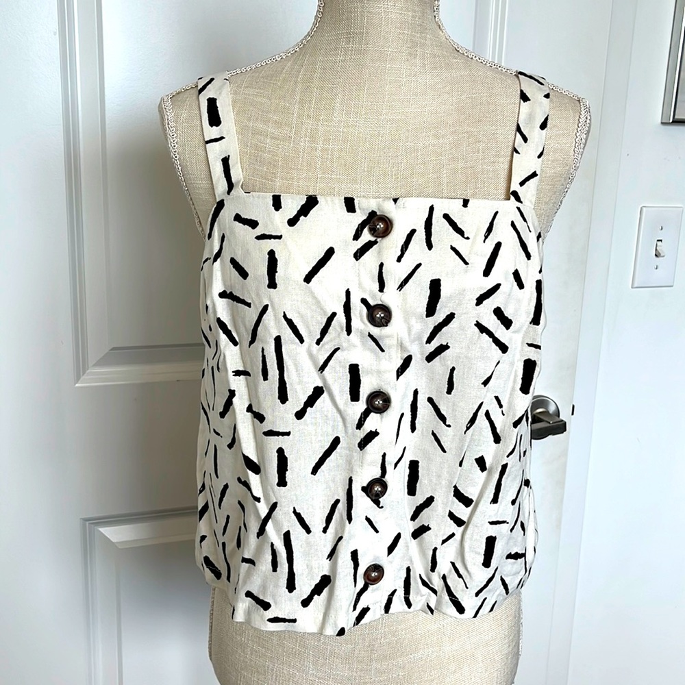 Cute linen crop top with buttons